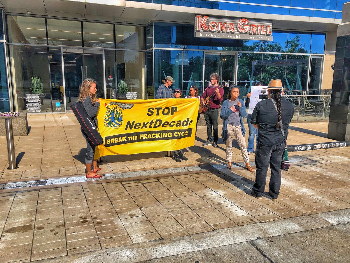 TexasSierraClub's tweet image. Kicked off our international #BreakTheFrackingCycle demonstrations in front of the NextDecade office in the Woodlands, Texas (an hour outside of #Houston) this morning. ✊🏽

Pollute South Texas communities for fracked gas to be shipped overseas? No way. #StopRioGrandeLNG
