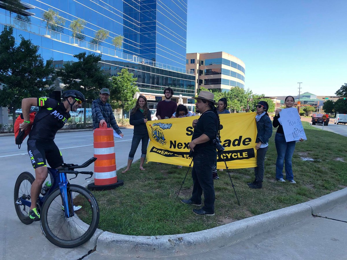 TexasSierraClub's tweet image. Kicked off our international #BreakTheFrackingCycle demonstrations in front of the NextDecade office in the Woodlands, Texas (an hour outside of #Houston) this morning. ✊🏽

Pollute South Texas communities for fracked gas to be shipped overseas? No way. #StopRioGrandeLNG