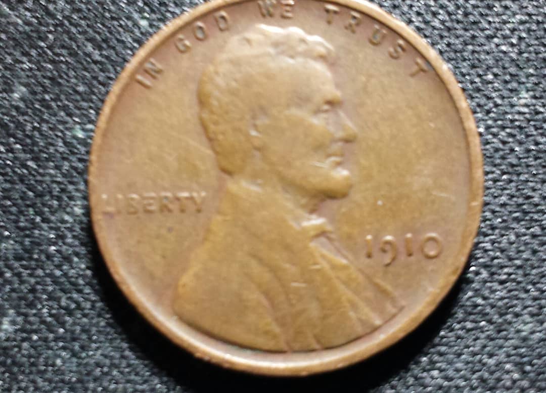 chadwicksirnio's tweet photo. FOUND UNDER the bank coin machine! 1910 Wheat ties our oldest coin ever found #coinrollhunting! #Coinsforamateurs #Keepcheckingthatchange https://t.co/vT8yVTi9q9