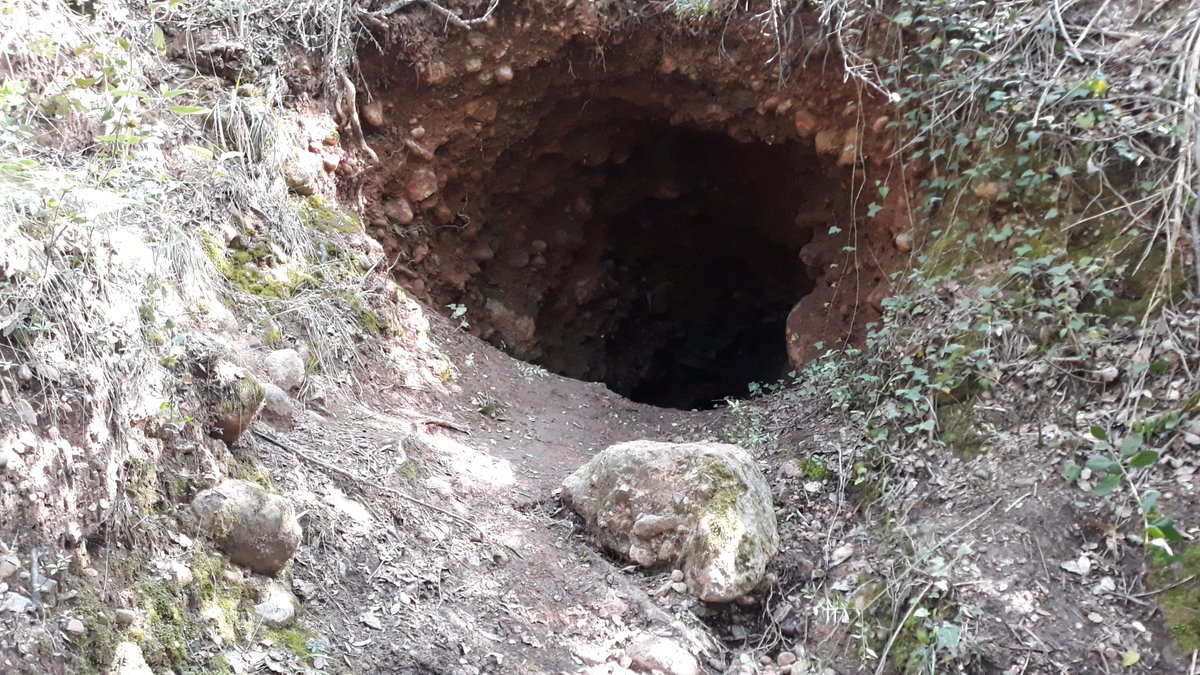 Vakapiupiu's tweet photo. #avencs de la #Pedregosa avui ja sense brollar amb el seu pou lateral i #avenc de sobre la #Barbotera ...malauradament Els #Caus del Guitard a Terrassa no ragen avui i no ho fan des de 2004...récord de #sequera en 100 anys https://t.co/8GUt79CjZE