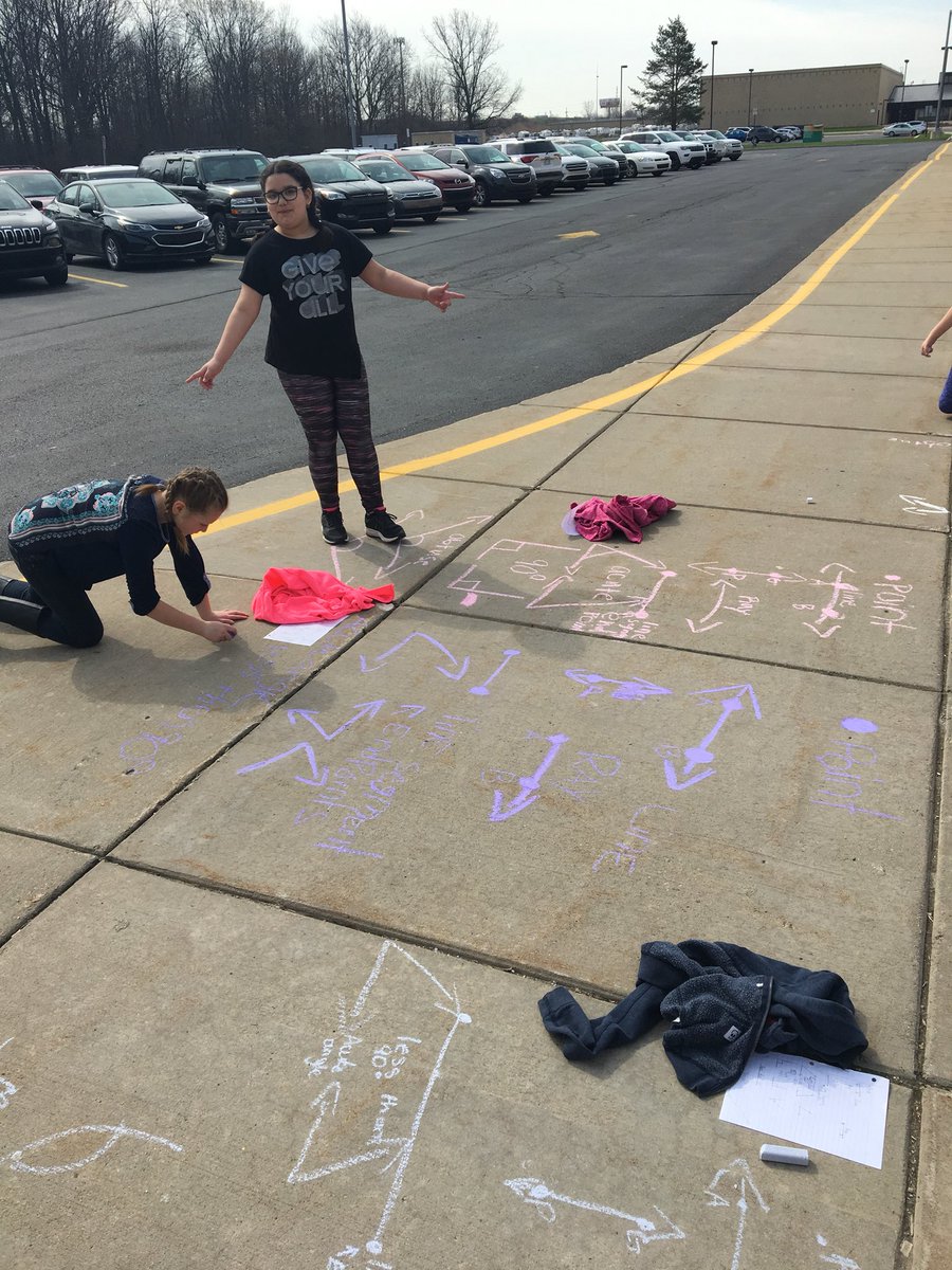 melissa_yack's tweet photo. Taking Geometry outside! 🌞😎#ervingskyhawks https://t.co/3pQXLdD9Lx