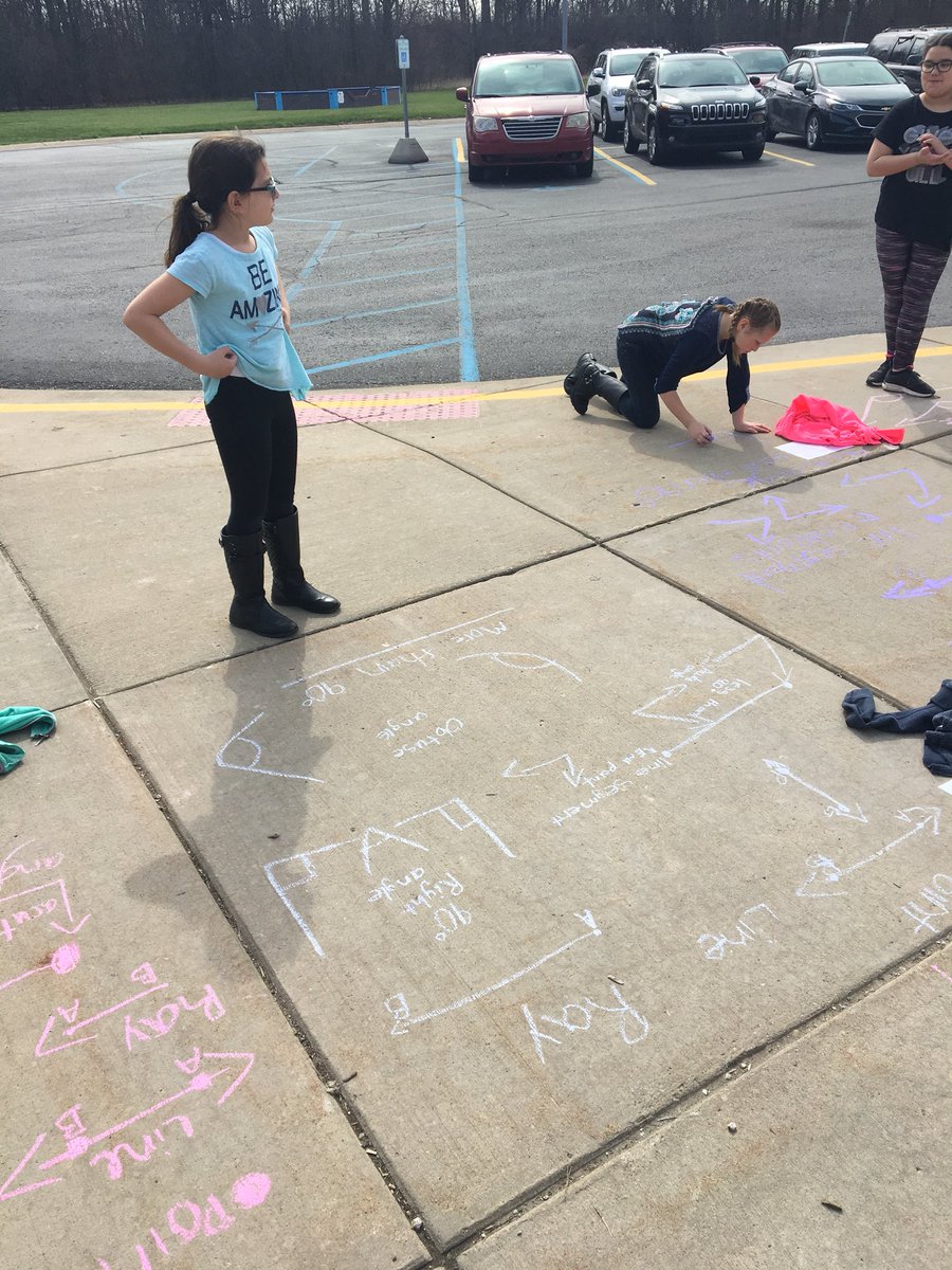 melissa_yack's tweet photo. Taking Geometry outside! 🌞😎#ervingskyhawks https://t.co/3pQXLdD9Lx