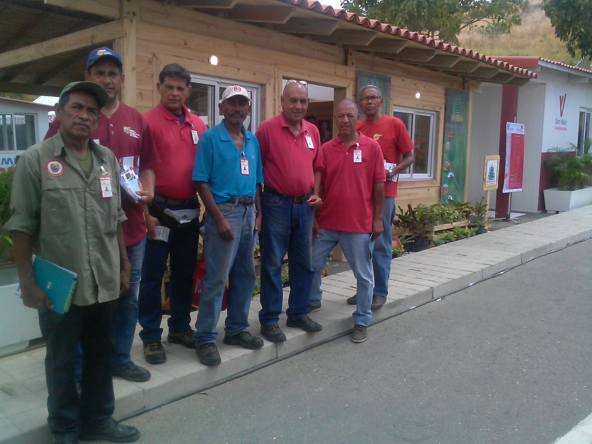 MdelOrinoco's tweet photo. Nos visitaron los amigos de @InvepalOficial en #ExpoVenezuelaPotencia2018 #MotorConstruccion #MotorForestal por la patria productiva!! https://t.co/xiL2ZYzr15