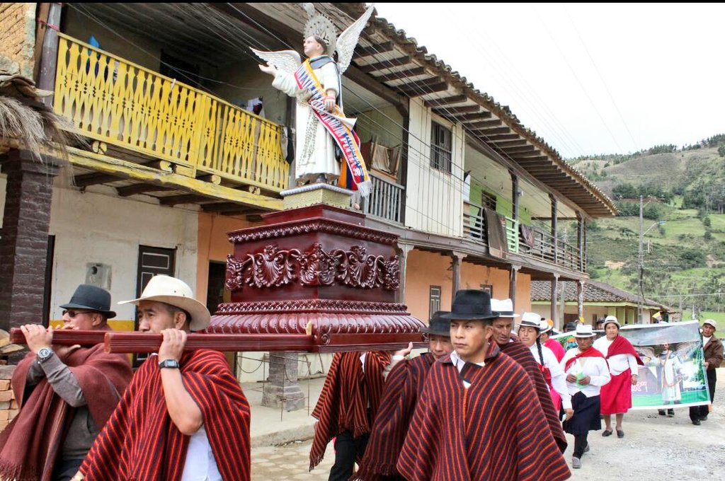 GoberLoja's tweet photo. FESTIVIDAD | @GabyBeChi, jefa política del cantón Loja y delegada del Gobernador @eleduja, participa en el desfile cívico estudiantil en honor a una año más de vida política de la parroquia #Chuquiribamba. https://t.co/8gexRpzbwg