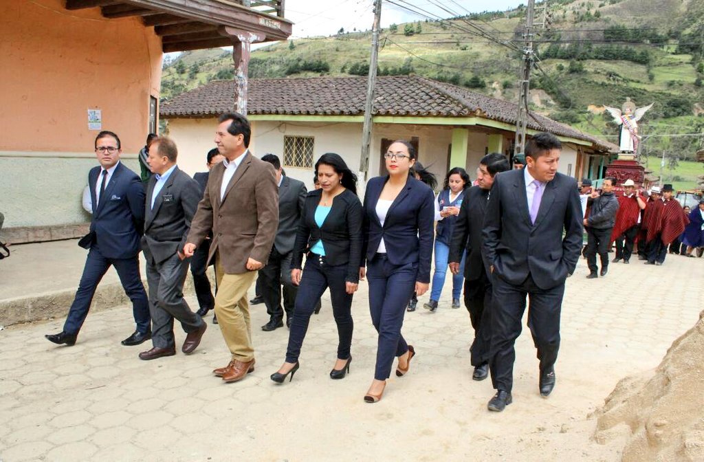 GoberLoja's tweet photo. FESTIVIDAD | @GabyBeChi, jefa política del cantón Loja y delegada del Gobernador @eleduja, participa en el desfile cívico estudiantil en honor a una año más de vida política de la parroquia #Chuquiribamba. https://t.co/8gexRpzbwg