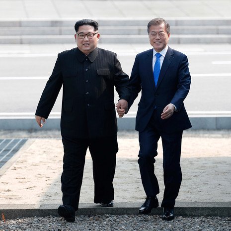 a_bdon's tweet photo. LOS KPOPERS PUEDEN SUSPIRAR TRANQUILOS
#KimJongUn y #MoonJaeIn de la mano  es lo más cercano en el mundo real que conoceré a un final de película.
Y obvio, la CIA intentará forzar la secuela.
@MaxKeiser https://t.co/tya8gLBxfQ