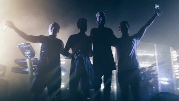 Geisterfahrxr's tweet photo. We all know this feeling. The one when the tour is over and we have to come back home as empty as a bottel of water. Without knowing what's going next... 👽 💕
#dmtour #zimmer483tour #fiatour #AlienFamily #tokiohotel https://t.co/ciuK1fVdlQ