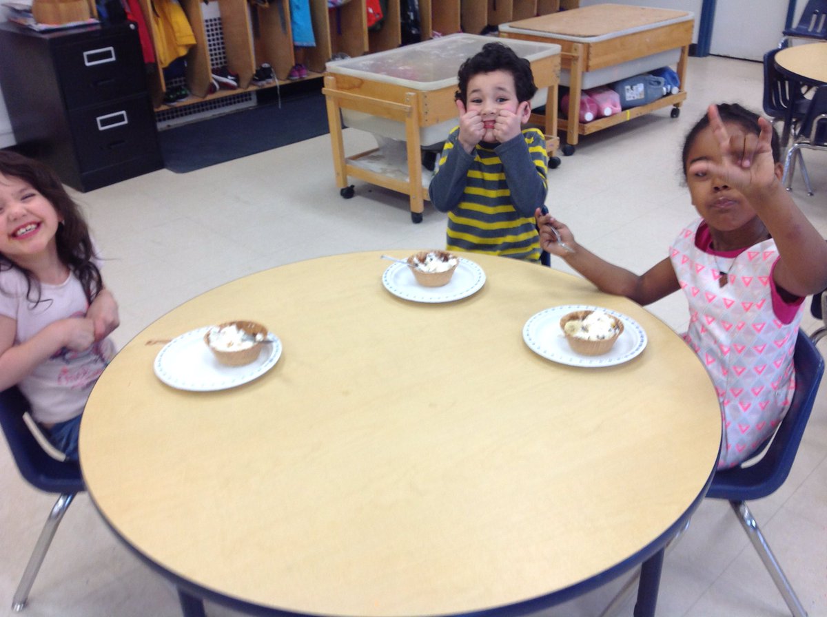 hollydumond's tweet photo. Thank you @Lisarichie1975 for bringing our ice cream shop to life with role playing and real ice cream! Look at those smiles! π¦π #FDKwsd https://t.co/q6SpmU6AEi