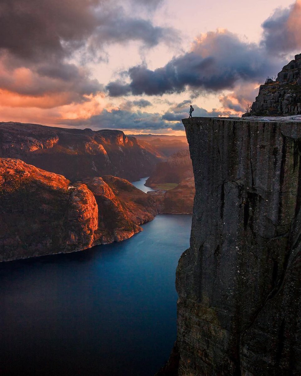pixoftheearth's tweet photo. Epic view from Preikestolen https://t.co/DtONfuPAJw