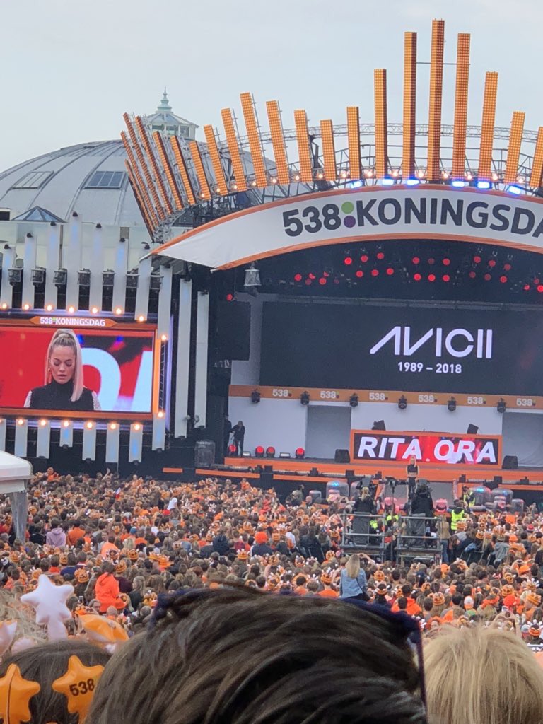 PreviouslyMusik's tweet image. #RitaOra | #Avicii

▪️@RitaOra pidió un minuto de silencio por/para @Avicii antes de interpretar su tema “Lonely Together” en el Kingsday Festival💔🥀 .. un detalle tras todo lo ocurrido; seguimos con el sentimiento roto ..