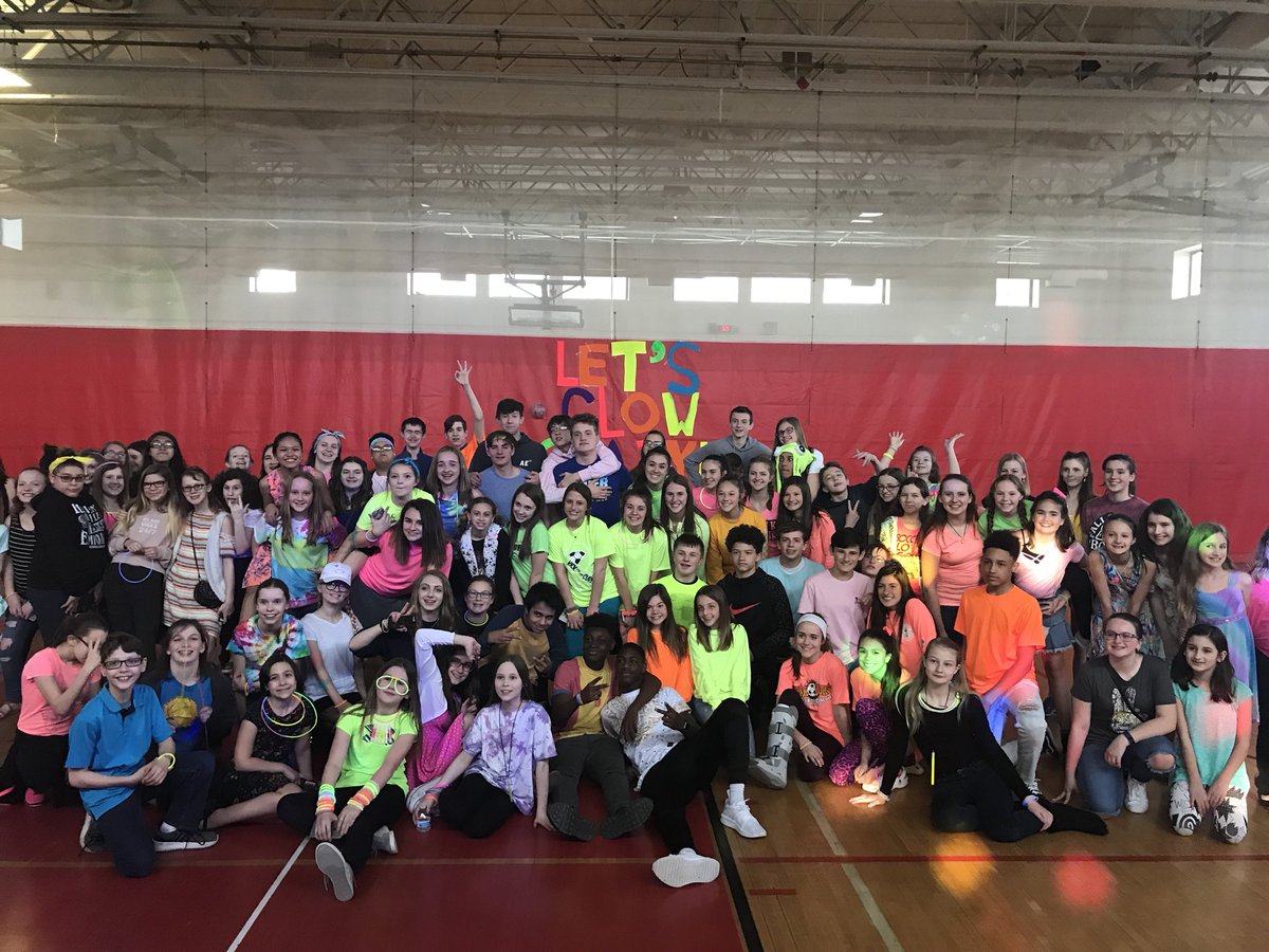 SThomasMMS's tweet photo. Th dance has begun! Cosmic Colors #mms2017 @hfoessett @CounselorJB @BraunMMS @MMSDudziak https://t.co/I26iA3xNSq