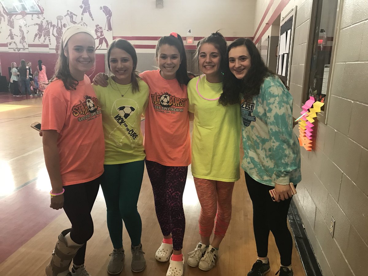 SThomasMMS's tweet photo. Th dance has begun! Cosmic Colors #mms2017 @hfoessett @CounselorJB @BraunMMS @MMSDudziak https://t.co/I26iA3xNSq