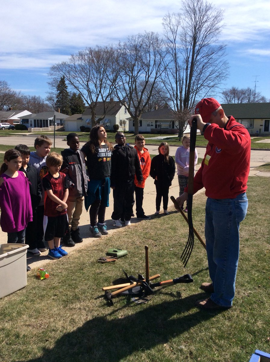 lrabenhorst12's tweet photo. Earth Week at Grewenow. Third Graders from Mrs. Rabenhorst’s Room help clean out the garden for future plants. https://t.co/fG2gQeZ3Az