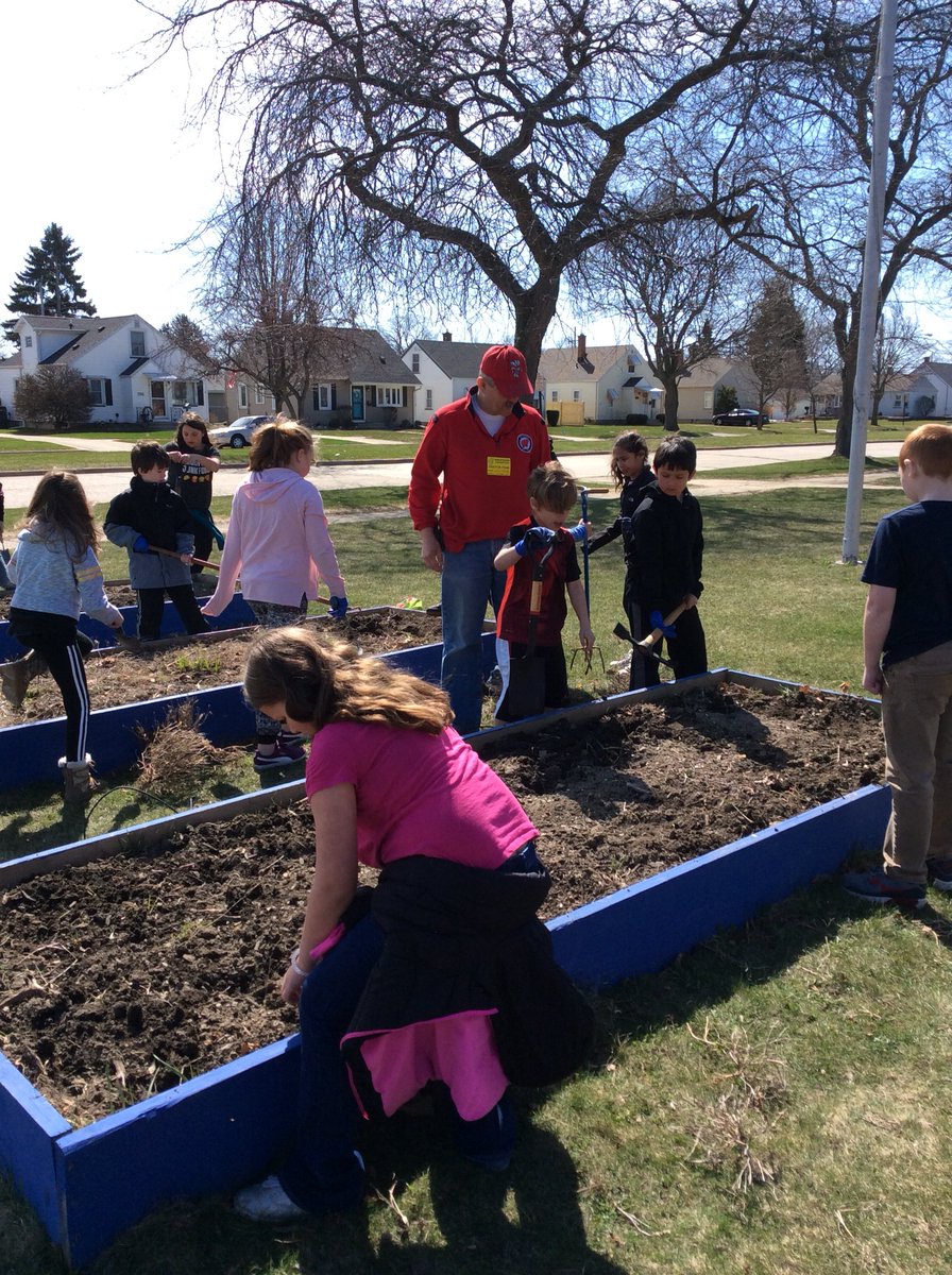 lrabenhorst12's tweet photo. Earth Week at Grewenow. Third Graders from Mrs. Rabenhorst’s Room help clean out the garden for future plants. https://t.co/fG2gQeZ3Az