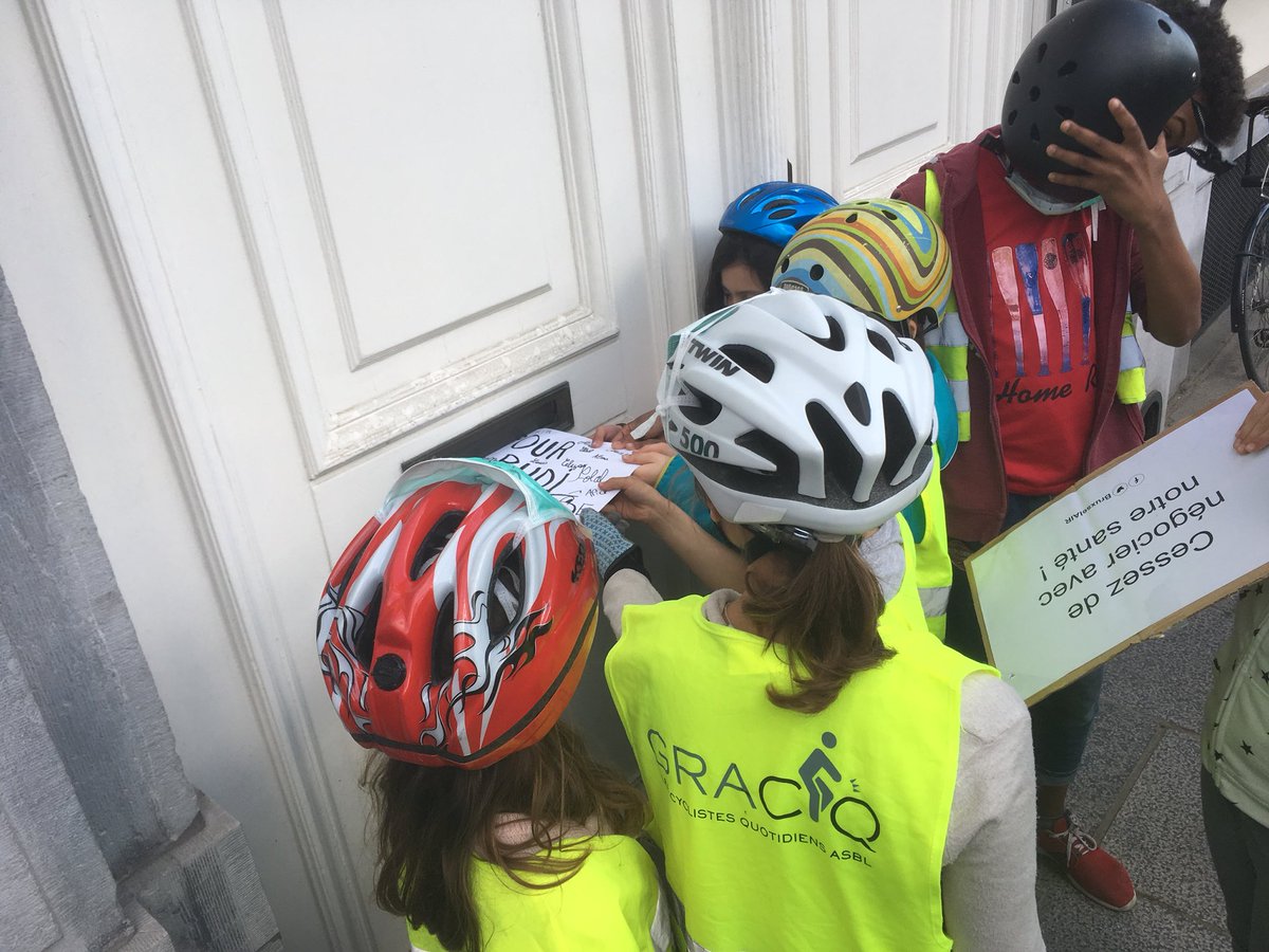 Bruxselair's tweet photo. Malgré de nbrx essais, impossible d’avoir une réponse de @rudivervoort sur la qualité de l’air et l’élargissement du Ring. Du coup, plus de 400 enfants et parents ont été jusqu’à son cabinet pour lui remettre une lettre manuscrite. #AlloRudi #BXLDemandsCleanAir #StopRing https://t.co/56d5agwObI