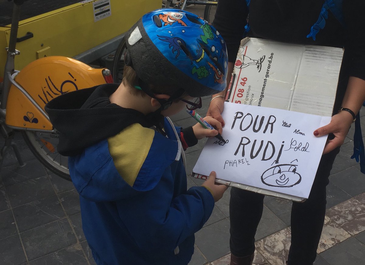 Bruxselair's tweet photo. Malgré de nbrx essais, impossible d’avoir une réponse de @rudivervoort sur la qualité de l’air et l’élargissement du Ring. Du coup, plus de 400 enfants et parents ont été jusqu’à son cabinet pour lui remettre une lettre manuscrite. #AlloRudi #BXLDemandsCleanAir #StopRing https://t.co/56d5agwObI