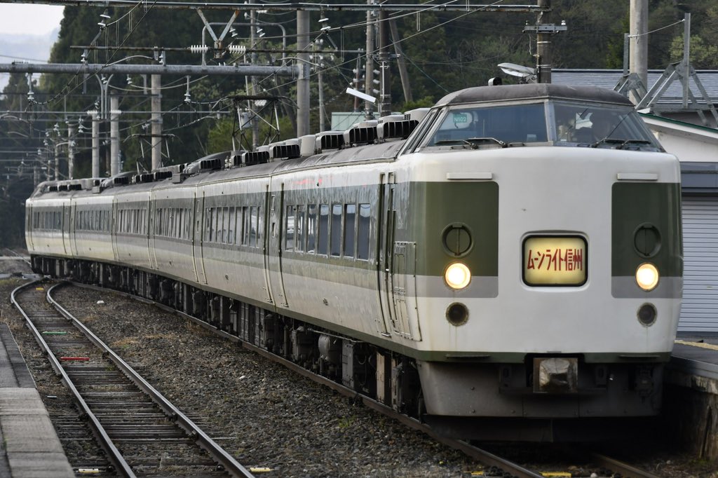 えぬ در توییتر ムーンライト信州81号 1系n102編成 最後の1系になったあさま色のn102編成使用のムーンライト信州が運行されるという訳で仕事帰りに撮影 天気は快晴 朝日を浴びて田植え間近な大糸線沿線を通過するのであった