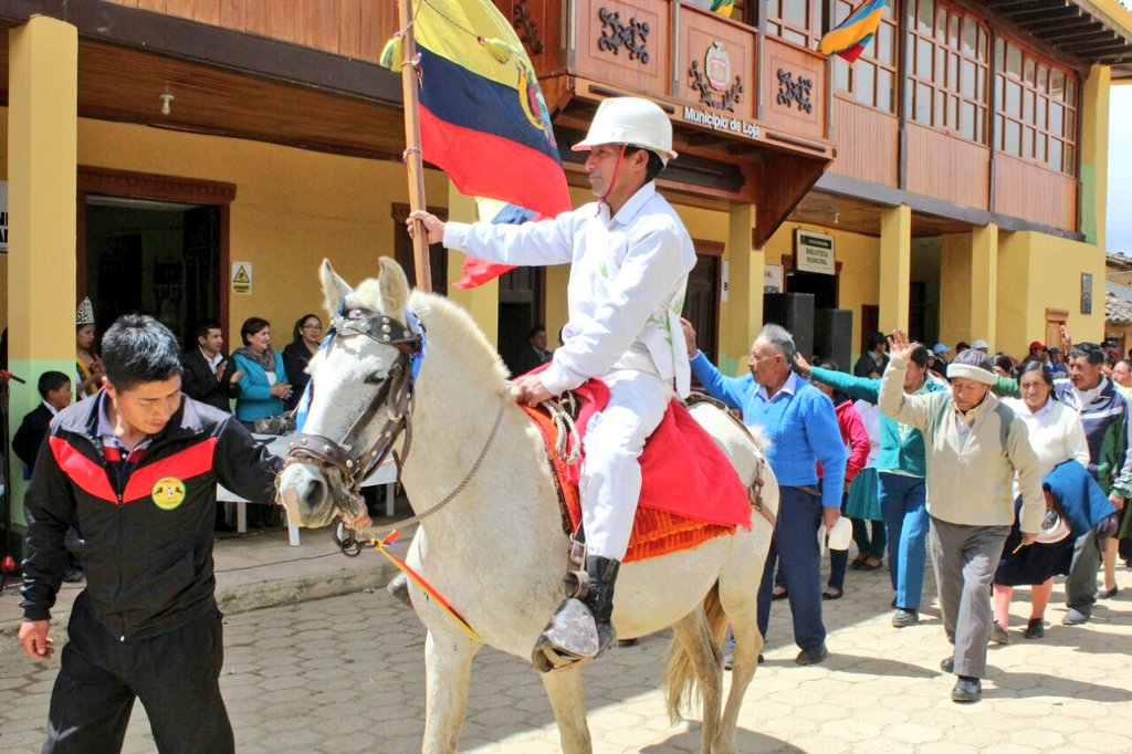 GoberLoja's tweet photo. COMPROMISO | Las políticas de Estado llegan a todo el territorio ecuatoriano. Entregamos reconocimiento por fiestas de parroquialización de #Chuquiribamba, en la que #LaGranMingaAgropecuaria y servicios sociales fortalece la vida de sus habitantes. https://t.co/7bmJCRR1lb