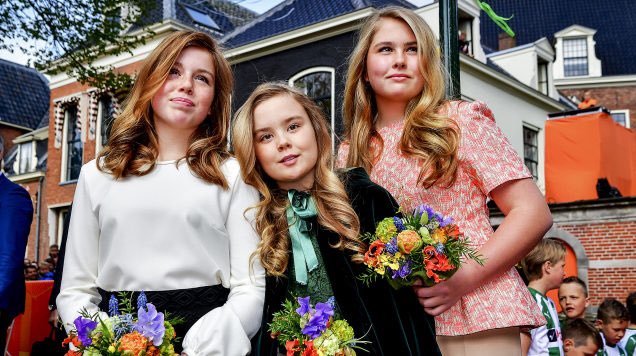 MrsvanWijk's tweet photo. Gloeiendegloeiende, wat hebben we toch een paar mooie meiden in de koninklijke familie! #Amalia #Alexia #Ariane #trippleA #KingsDay #koningsdag 🧡🧡🧡 https://t.co/ZGUJoaAYDI