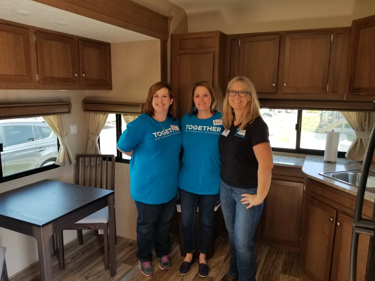 mrsherd2015's tweet image. Wonderful experience AT&amp;amp;T Community day. Helping Austin's homeless and disabled dignified work &amp;amp; living spaces to rediscover hope, renew their purpose and restore their dignity @mobileloaves #servinggoodness @WomenOfATT_ERG  @joe_farrell21 @AustinAvengers @liz_gtweets #LifeAtATT
