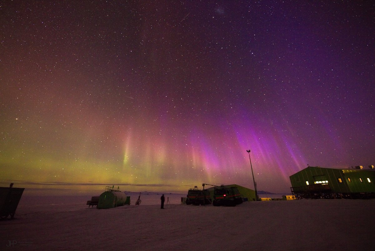 JonnyHarrisonNZ's tweet photo. Aurora Australis (southern lights) over the hitching rail (where we plug in our vehicles to keep them warm) @AntarcticaNZ Scott Base. Can't get over the colours https://t.co/PGcVtwi92p