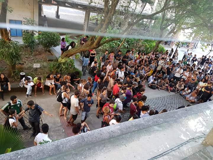 lparrillaw's tweet image. live da sara winter: estou cercada por esquerdistas armados com paus e pedras na uff 

realidade: