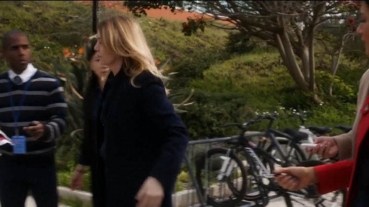 greysanatombei's tweet photo. é verdade que a senhora fica revendo greys anatomy só pra sofrer tudo de novo? senhora? volta aqui senhora https://t.co/Z62tEo2lXn