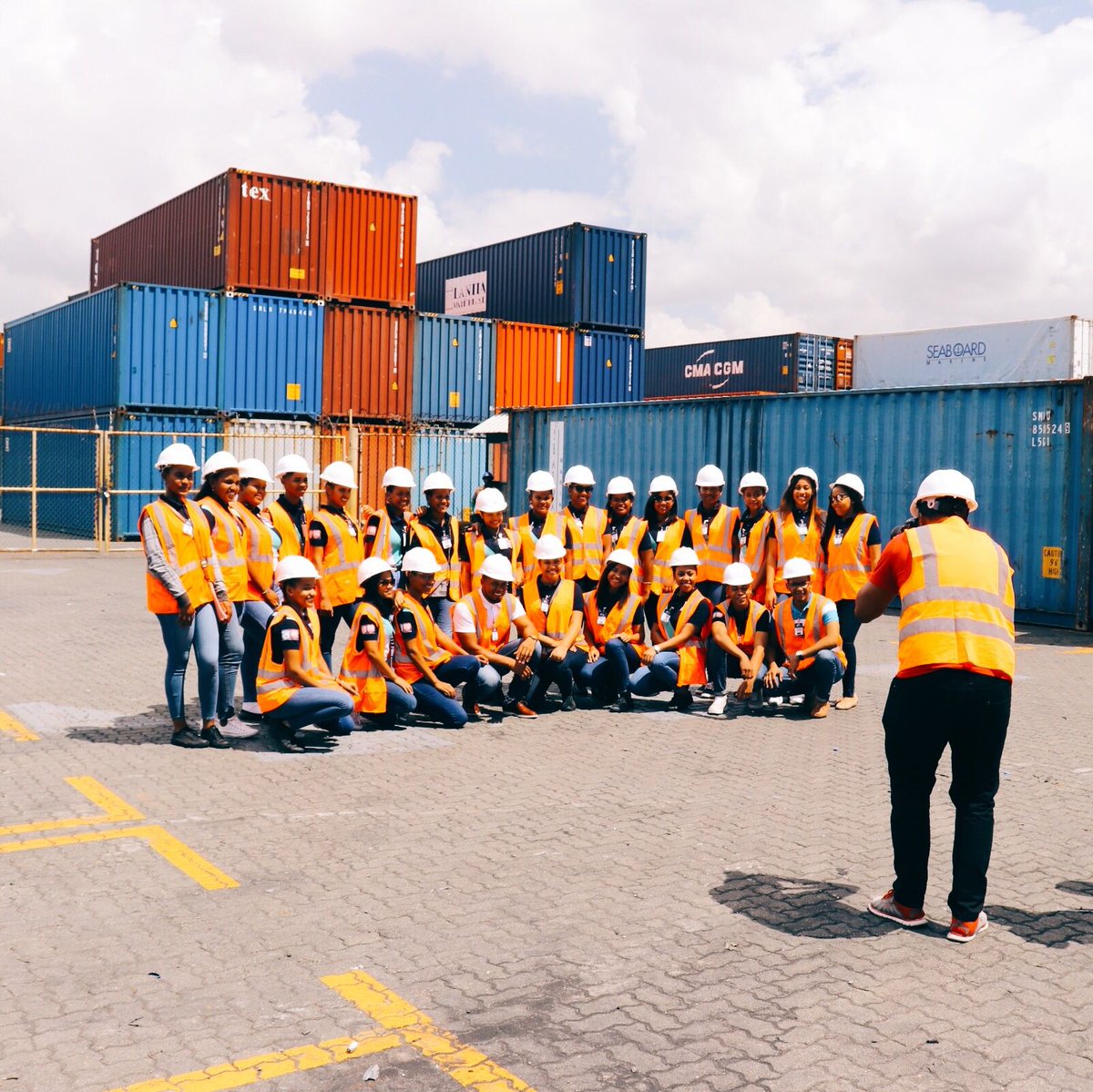 hitpuerto's tweet photo. Para #HITpuerto es un honor y orgullo recibir visitas académicas, permitiéndoles de esta manera, tener un acercamiento al sector portuario y comprender sus aportes al comercio interno y externo. #PuertoRíoHaina #orgullodominicano #impulsandoprogreso https://t.co/uWxTfyuEmO