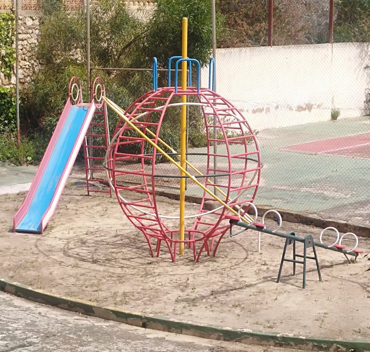 YofuiaEGB's tweet photo. Un parque muy EGB. https://t.co/myUqJEkkgm