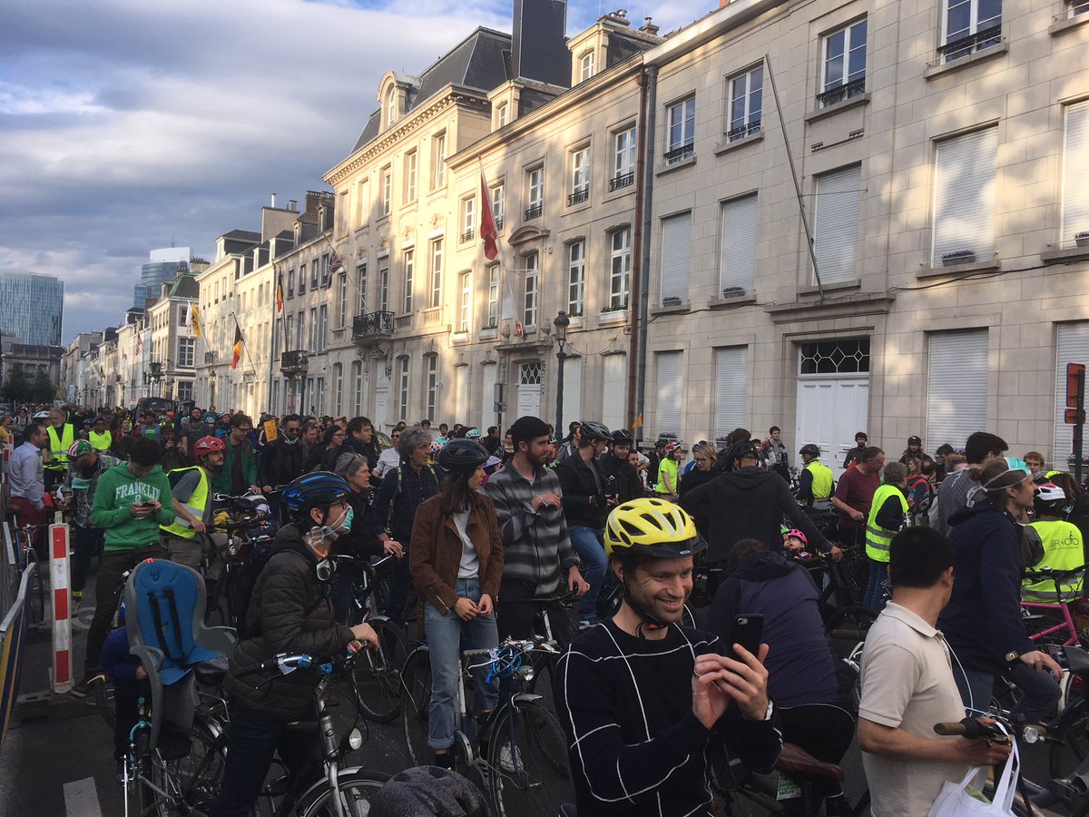 ldemuele's tweet photo. .@rudivervoort est un grand timide : impossible d'obtenir une position de sa part sur l'élargissement du Ring. Pour le décoincer, @Bruxselair et la Masse critique sont allés chanter sous sa fenêtre. On t'a vu, Rudi, sors de là ! #BXLDemandsCleanAir #StopRing https://t.co/grMhLsG3Kh