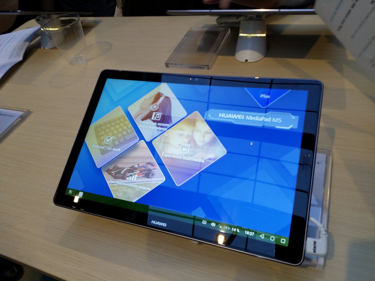 SamFichier's tweet photo. Merci @Demooz_Fr pour le #MeetupDemooz d'hier à la #stationF...
J'ai testé le mode desktop #Huawei, j'ai compris l'intérêt des ampoules #philipshue, le fonctionnement de l'étonnant projecteur #Keecker... https://t.co/OttXYqoFic