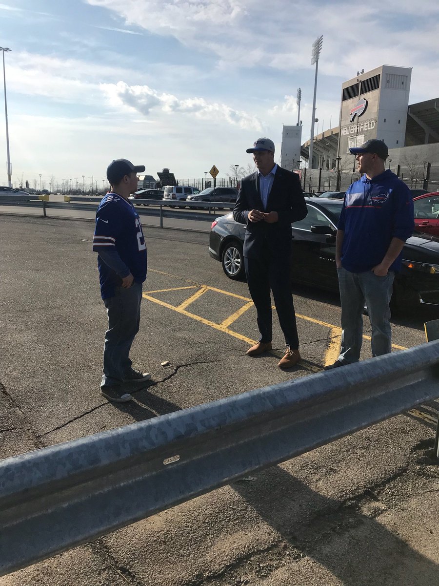 JeffDarlington's tweet image. Josh Allen chatting it up with a couple of random Bills fans hanging in the stadium parking lot. They asked how he got so big. “Milk. Lots of milk.” #BillsMafia #Journalism