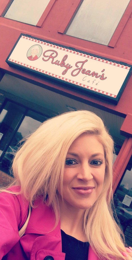 Xooker's tweet photo. Ruby Jean: A local Lexington celebrity. Jana's taking a break from her derby fitness routine to treat herself at one of the best southern-style buffets around - and it's only $6.49 on the app! 🍗
https://t.co/CnuAOoqaC5 

#rubyjeans #southernstyle #lexingtondeals https://t.co/WCPV0mlR9Z