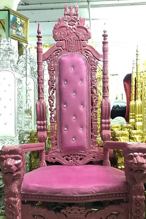 I’ll end this series on chairs with a few wild cards because who doesn’t love a little dramatic flair 😉 #thatsallfolks #seatingoptions #notchiavarichairs