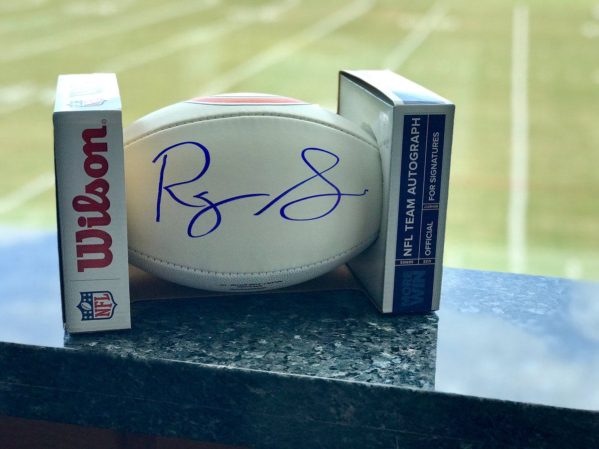 ChicagoBears's tweet image. We're giving away a @RoquanSmith1 autographed #Bears football. RT before 10pm CT for a chance to win! 🐻⬇️ 

RULES: chgobrs.com/2vRmoEZ