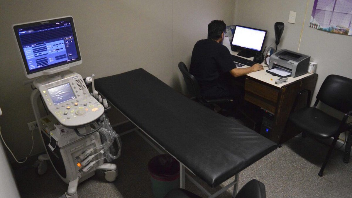 GVinuales's tweet photo. Hoy el Hospital Gandulfo recibió un nuevo ecógrafo para el servicio de guardia gracias a la donación realizada por los Rotary Club de #LomasEste, #LomasOeste y #BanfieldEste. Participé de la entrega formal en representación de @minsaurralde. https://t.co/B0ZBXaEOHX