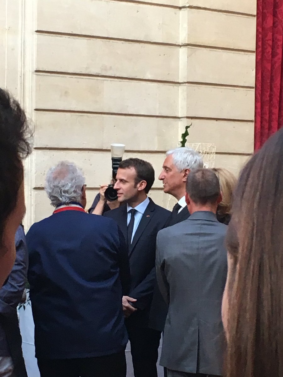 Gerstenhaber13's tweet photo. A l élysée, Stephane Layani fête le commerce de proximité avec Emmanuel et Brigitte Macron entouré des professionnels des métiers de bouche. https://t.co/7klfwhwVNo