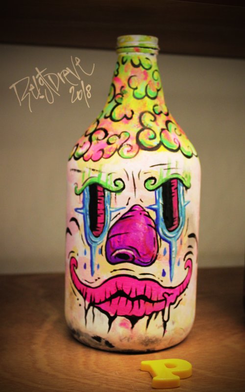 ReigtDreve's tweet photo. Me toco la letra P y pues lo unico que tenia en mente para pintar era un Payaso, asi que "maquille" mi botella de cerveza con alusion a eso XD. Esto fue durante el evento del @DrinkNDrawDF #payaso #reigtdreve #verdebrayes #tigreverde #clown #drinkndrawdf https://t.co/VbcEkpqaZx