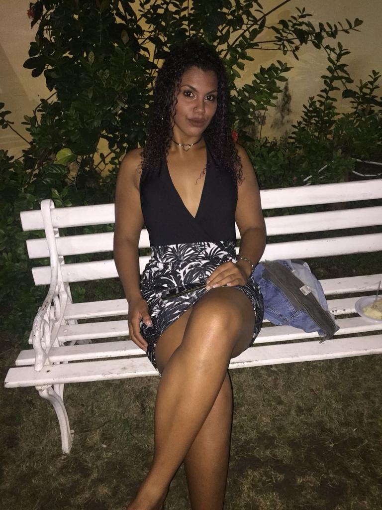 Sentada igual uma mocinha ❤️