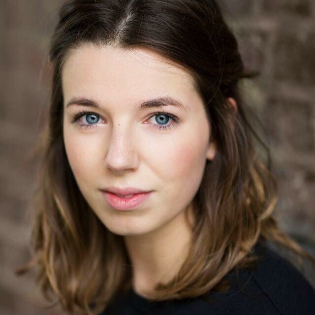 LandonAmelia's tweet image. Headshots aged 11 and 21. Well I still basically look the same... Let’s just say I’m destined to be baby faced #firstheadshotday
