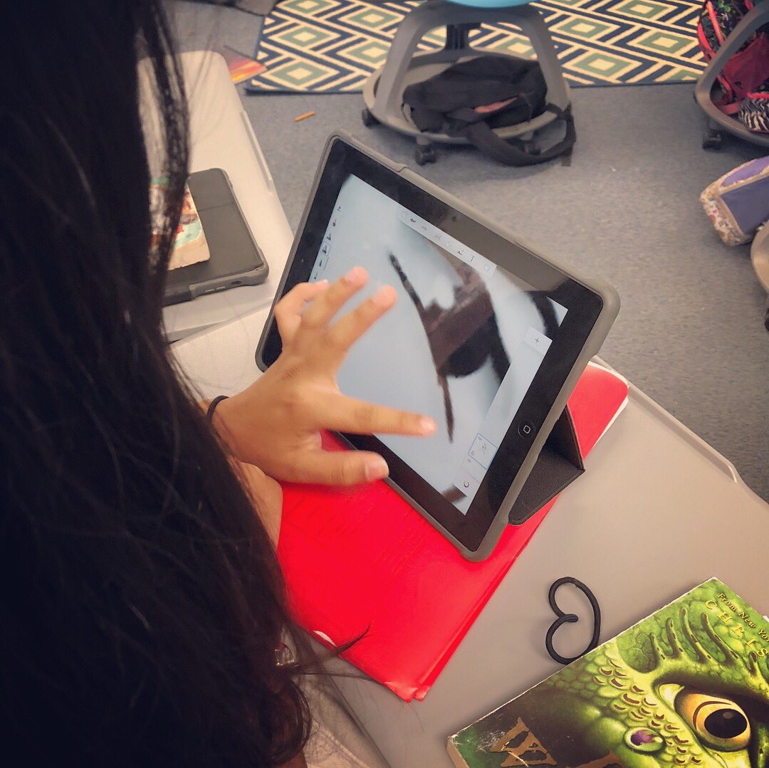 Sushie213's tweet photo. Building your own headphones and computer mouse, designing a clothing line, taking photos and playing with perspective, art, and so much more!!! #excitedstudents #proudteacher #heweshighlanders #20percentproject #weareTUSD @TUSDconnect @TUSDschools https://t.co/OCeoWJeohb