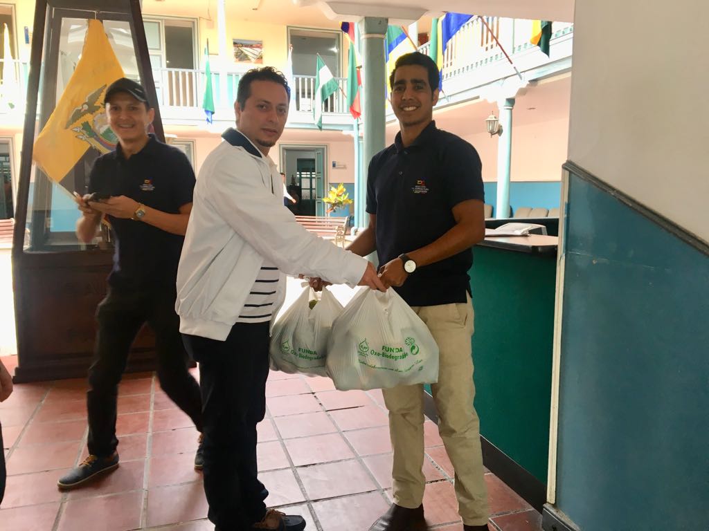 GoberLoja's tweet photo. Impulsando al Proyecto Redes Comerciales de @AgriculturaEc, en la Gobernación de la provincia de #Loja se adquirieron 3 000 naranjas provenientes del cantón #Chaguarpamba. El plan tiene como objetivo apoyar a los productores de nuestra provincia. @MAG_Loja https://t.co/RmDOSAxiqe