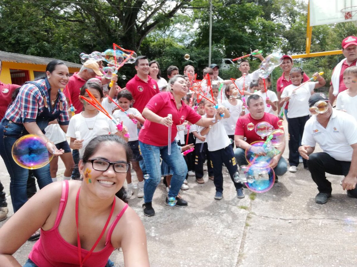 milenaricardoc's tweet photo. Así celebramos el día más dulce del año con nuestros niños Nilenses. Nuestro @AlcaldeNilo en representación de kiko del programa El Chavo, se divirtió como niño en este día tan especial.
#CompromisoConResponsabilidad #DíaDeLaNiñez https://t.co/GVRJUo7HPH