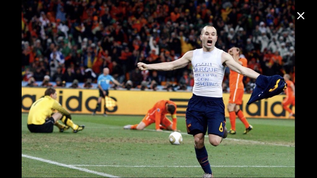 EranaVz's tweet photo. Te puede gustar el Barca o no, la selección o no, pero si te gusta el fútbol y aprecias los valores del deporte esto lo representa Iniesta!!! Gracias ANDRES gente como tú necesita el deporte y sobre todo el futbol!!! Grande https://t.co/m3S3RTHF2D
