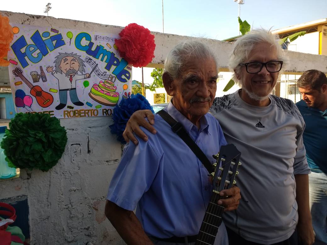 CoroRRojasplc's tweet photo. En el cumpleaños del Maestro Roberto Rojas https://t.co/2NW79nxBzi