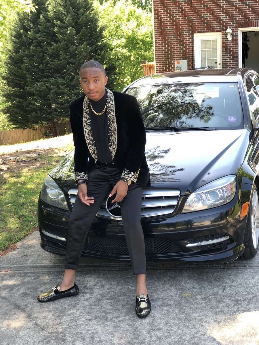 Kxxng_Devin's tweet photo. Slight drip💧😎💰 #Prom2k18 #woodrich #SecureDaPack https://t.co/UKZx3bVPL8