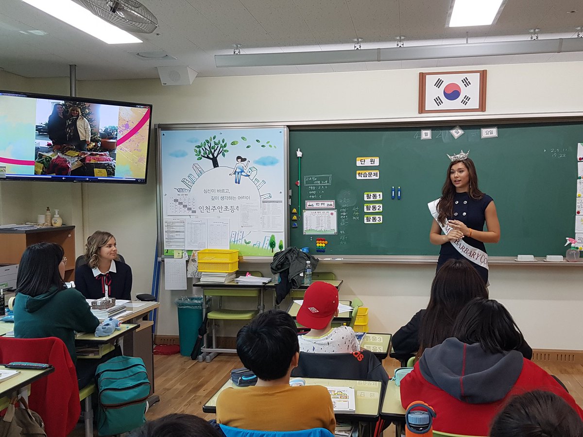 missbarbarycst's tweet photo. 💥💥SNAP has been taken international!! 🙌🏻Shared the message of service to students here in Seoul, South Korea. ❤️🇰🇷Thank you to my sister for helping with translation! Every student also received a #SNAPintoAction wristband! https://t.co/exKTdDJEJc