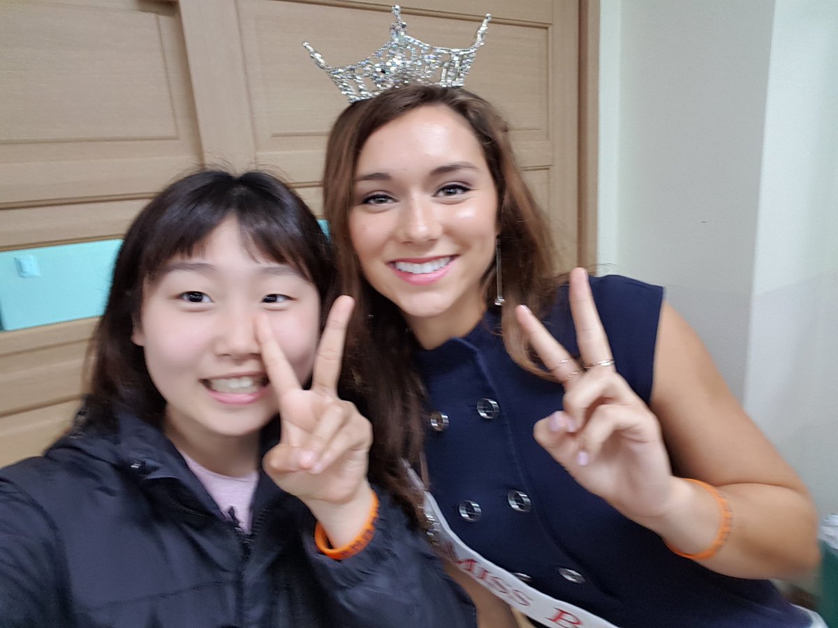 missbarbarycst's tweet photo. 💥💥SNAP has been taken international!! 🙌🏻Shared the message of service to students here in Seoul, South Korea. ❤️🇰🇷Thank you to my sister for helping with translation! Every student also received a #SNAPintoAction wristband! https://t.co/exKTdDJEJc