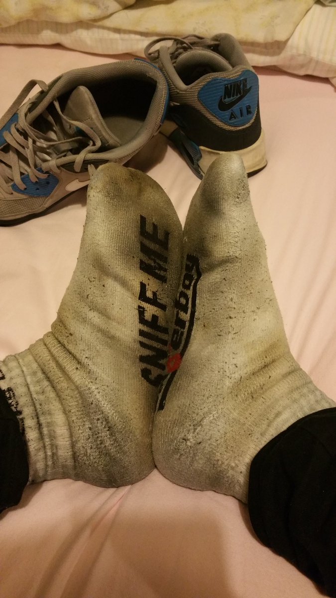 StinkyMaleSocks's tweet photo. Day 16 #3WeeksStraightSocks, in shoes for 17hrs today, imagine that hot, moist stink filling your senses as I pull off each trainer mmm 😈😈😷😷😍👃💦 like to experience it? Feel free to get in touch guys, DM me #Sk8erboy #sockstink #gaysocks #gayfeet #smellysocks #wornsocks 😜 https://t.co/4qghMEqpXu