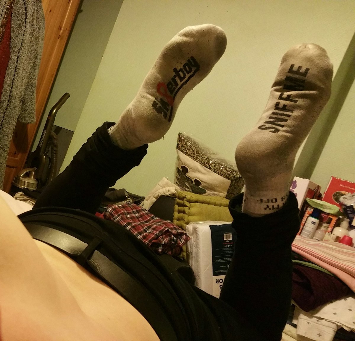 StinkyMaleSocks's tweet photo. Day 16 #3WeeksStraightSocks, in shoes for 17hrs today, imagine that hot, moist stink filling your senses as I pull off each trainer mmm 😈😈😷😷😍👃💦 like to experience it? Feel free to get in touch guys, DM me #Sk8erboy #sockstink #gaysocks #gayfeet #smellysocks #wornsocks 😜 https://t.co/4qghMEqpXu